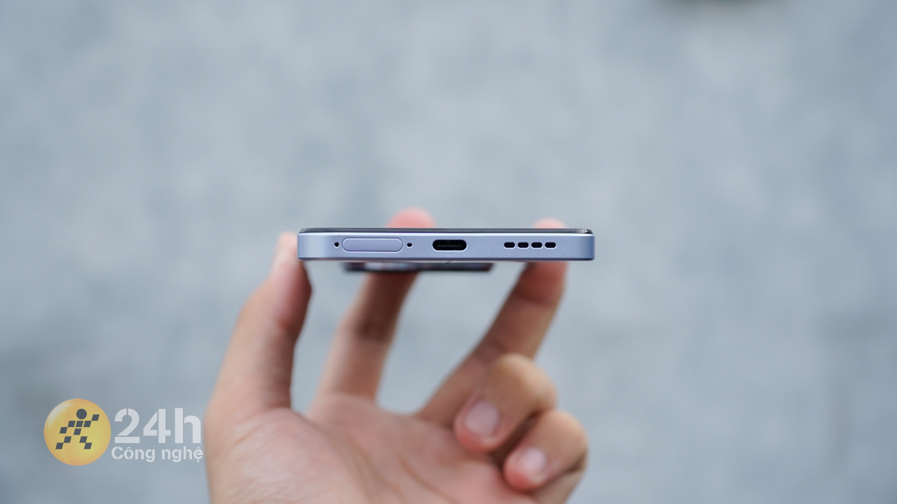 Cạnh đáy realme 12 chứa khe cắm SIM, mic, dải lao và cổng sạc USB-C. Cạnh đáy realme 12 chứa khe cắm SIM, mic, dải lao và cổng sạc USB-C.
