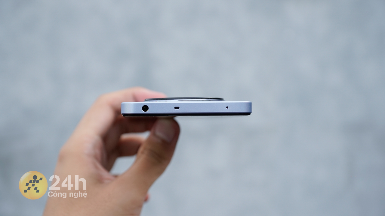 Cạnh trên realme 12 chứa mic phụ và cổng cắm tai nghe chuẩn 3.5 mm. Cạnh trên realme 12 chứa mic phụ và cổng cắm tai nghe chuẩn 3.5 mm.