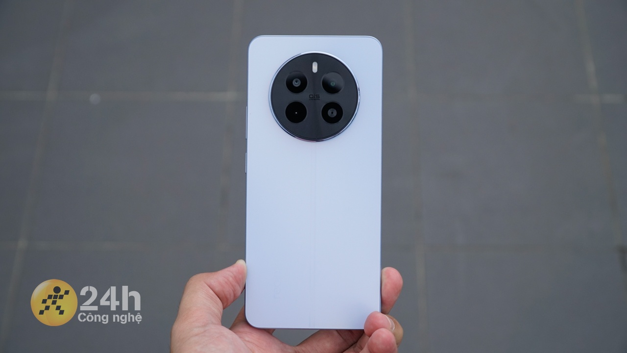 Mặt lưng realme 12 được làm dạng nhám cùng khả năng chuyển màu tùy theo ánh sáng rất đẹp. Mặt lưng realme 12 được làm dạng nhám cùng khả năng chuyển màu tùy theo ánh sáng rất đẹp.