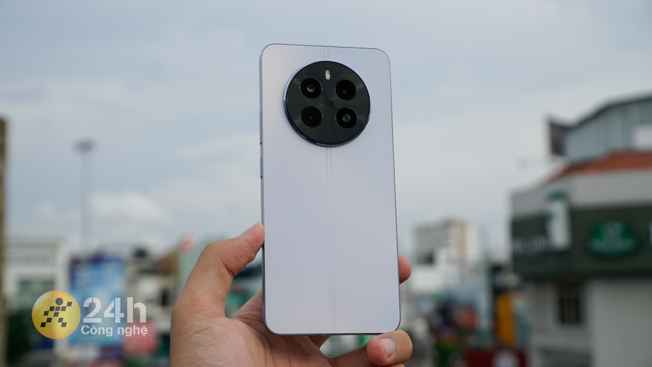 Trải nghiệm cầm nắm realme 12 rất thoải mái. Trải nghiệm cầm nắm realme 12 rất thoải mái.