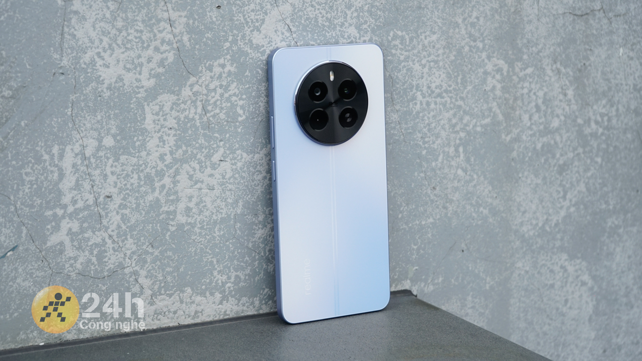 realme 12 sở hữu phong cách thiết kế vuông vắn quen thuộc. realme 12 sở hữu phong cách thiết kế vuông vắn quen thuộc.