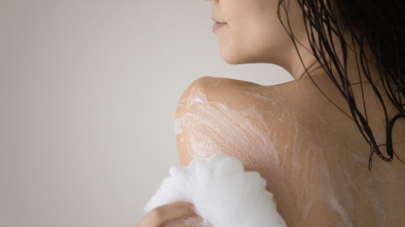 Nên dùng sữa tắm trị mụn lưng kết hợp với bông tắm để tăng hiệu quả làm sạch