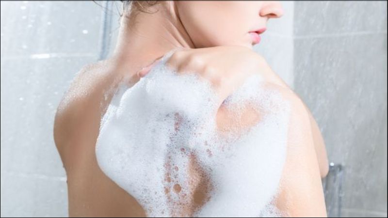 Nên để sữa tắm trị mụn trên da khoảng một phút sau khi thoa bọt lên lưng
