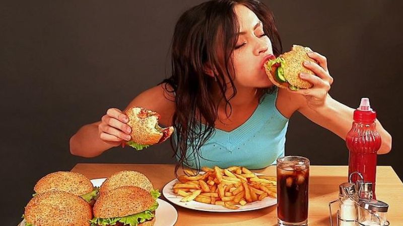 Ăn quá nhiều dầu mỡ, đường, muối và ăn ít chất xơ sẽ gây mụn ẩn