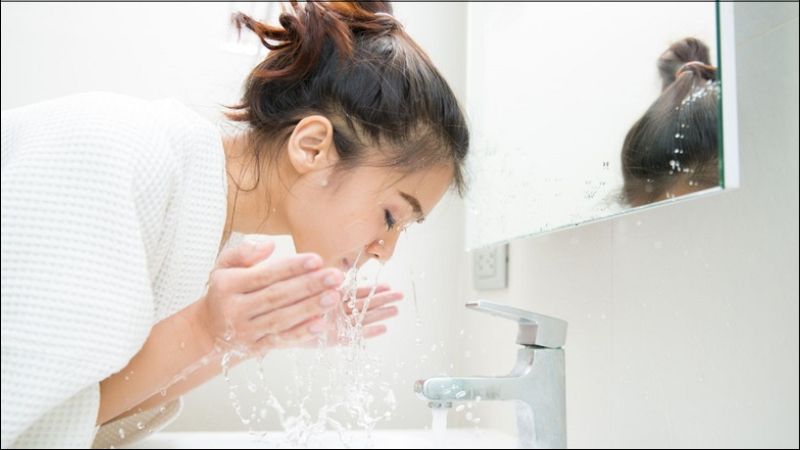Không vệ sinh da thường xuyên sẽ gây bít tắc lỗ chân lông dẫn đến mụn ẩn