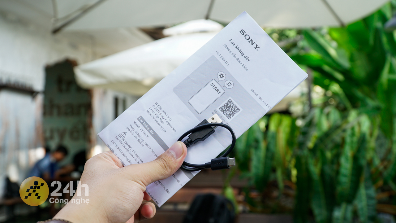 Bên trong hộp đựng Sony ULT Field 1 chứa sách hướng dẫn sử dụng và dây sạc USB-C. Bên trong hộp đựng Sony ULT Field 1 chứa sách hướng dẫn sử dụng và dây sạc USB-C.