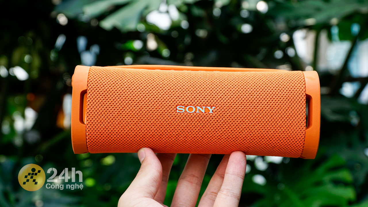 Sony ULT Field 1 có tính linh động rất cao nhờ thiết kế, cân nặng nhỏ gọn cùng dây đeo tiện lợi. Sony ULT Field 1 dù được hoàSony ULT Field 1 có tính linh động rất cao nhờ thiết kế, cân nặng nhỏ gọn cùng dây đeo tiện lợi.n thiện từ nhựa nhưng vẫn có chất lượng hoàn thiện chắc chắn.