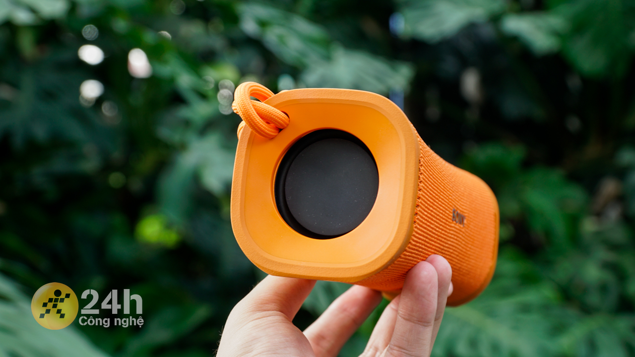 2 mặt trên dưới của Sony ULT Field 1 chứa màng loa bass. 2 mặt trên dưới của Sony ULT Field 1 chứa màng loa bass.