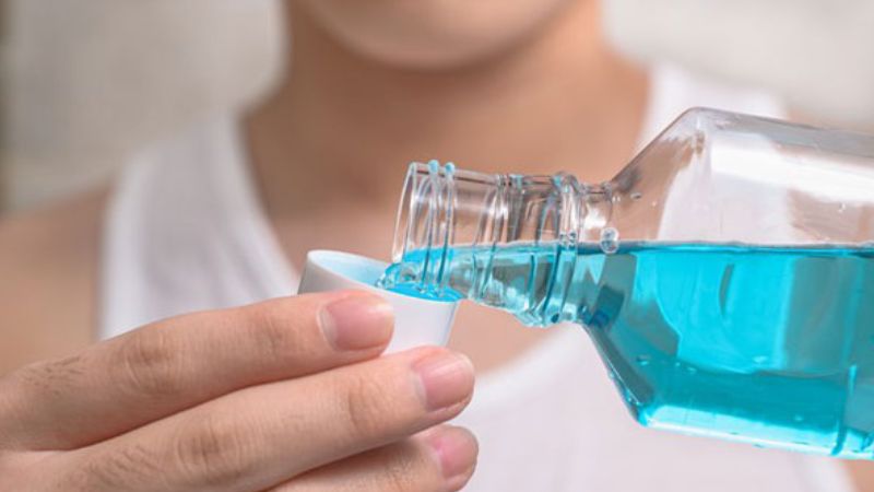 Sử dụng nước súc miệng có cồn trong thời gian dài có thể khiến răng ê buốt
