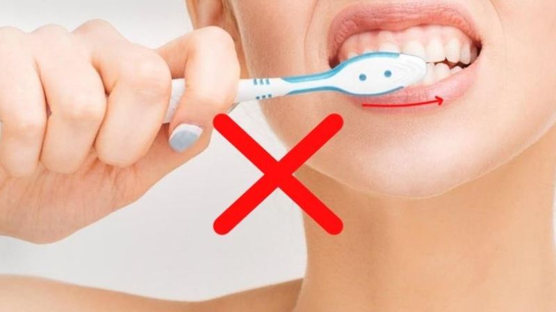 Chải răng quá mạnh sẽ làm mòn men răng nhanh chóng, khiến răng ê buốt