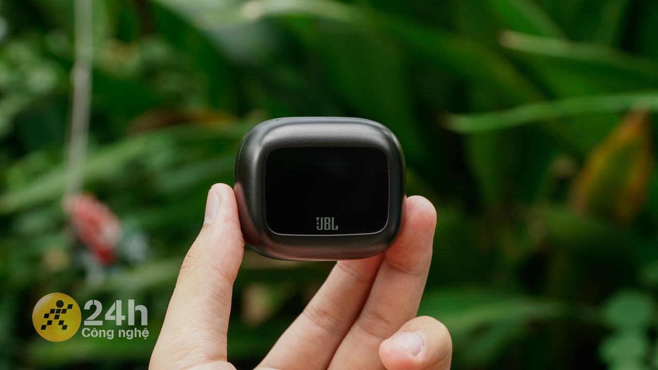 JBL Live Beam 3 có thiết kế hộp sạc vô cùng nhỏ gọn và tinh tế JBL Live Beam 3 có thiết kế hộp sạc vô cùng nhỏ gọn và tinh tế