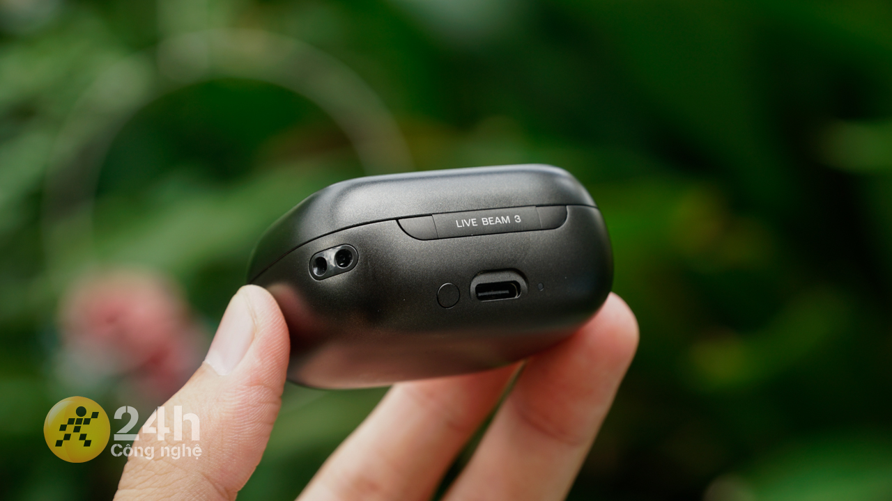 Đằng sau hộp sạc của JBL Live Beam 3 là cổng sạc USB Type-C Đằng sau hộp sạc của JBL Live Beam 3 là cổng sạc USB Type-C