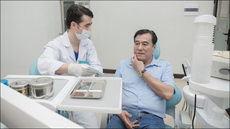 Bạn nên gặp nha sĩ khi cảm thấy đau răng âm ỉ kéo dài