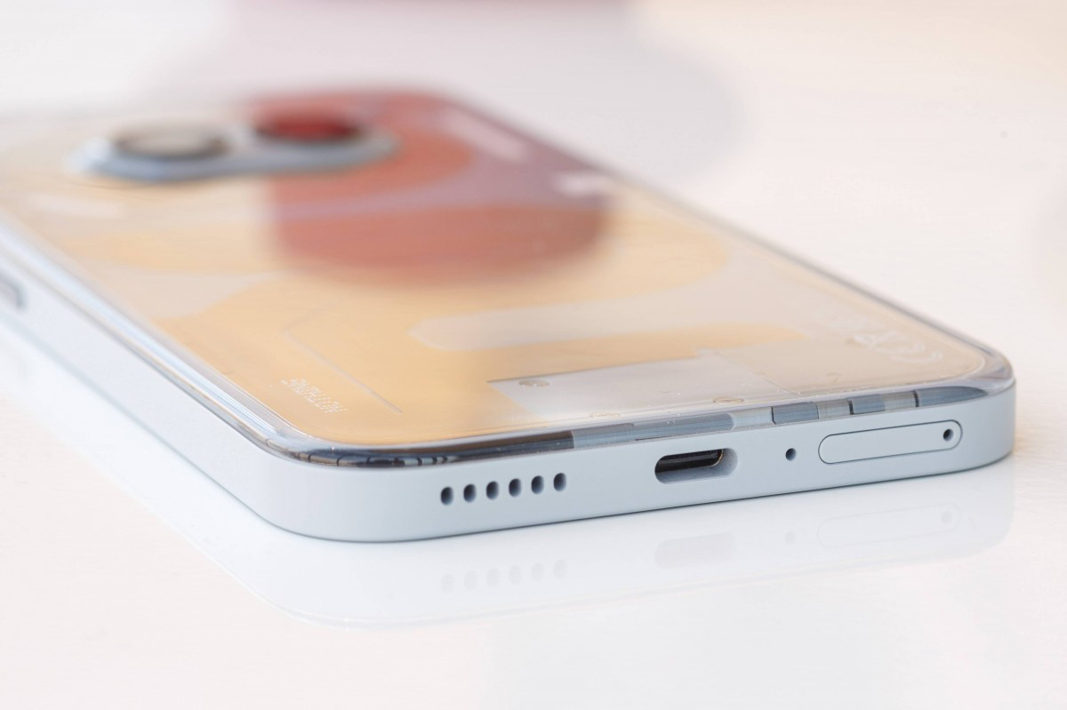 Cạnh đáy Nothing Phone (2a) Plus chứa dải loa, mic, cổng sạc USB-C và khe cắm SIM. Nguồn: GSMArena. Cạnh đáy Nothing Phone (2a) Plus chứa dải loa, mic, cổng sạc USB-C và khe cắm SIM. Nguồn: GSMArena.