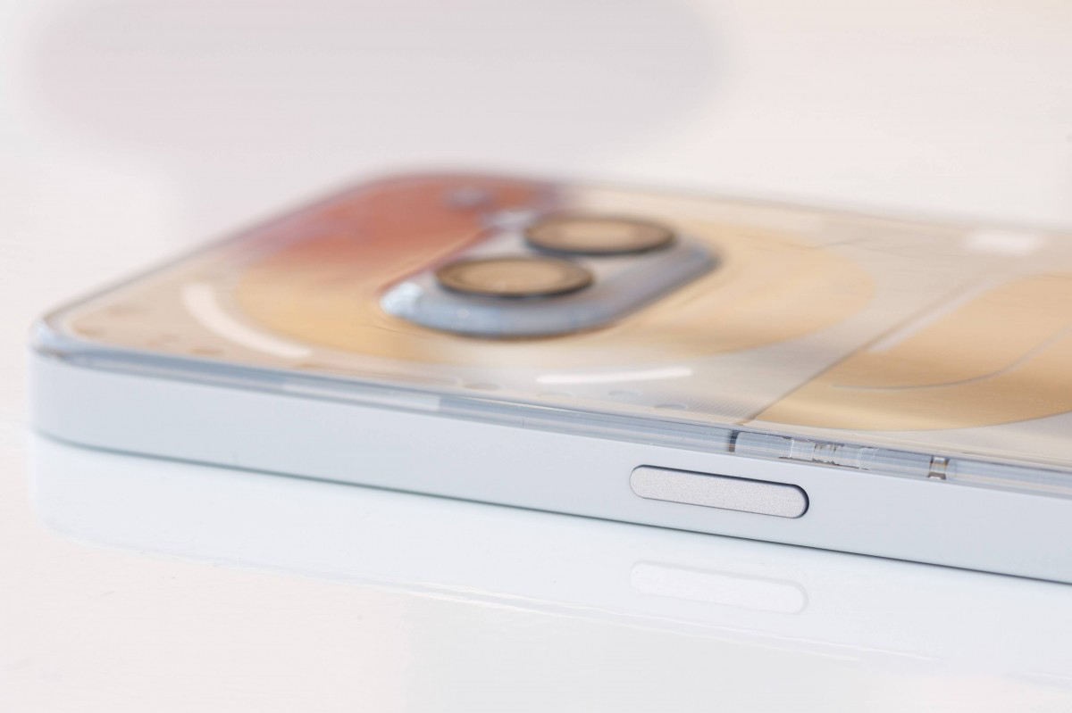 Cạnh phải Nothing Phone (2a) Plus được trang bị nút nguồn. Nguồn: GSMArena. Cạnh phải Nothing Phone (2a) Plus được trang bị nút nguồn. Nguồn: GSMArena.