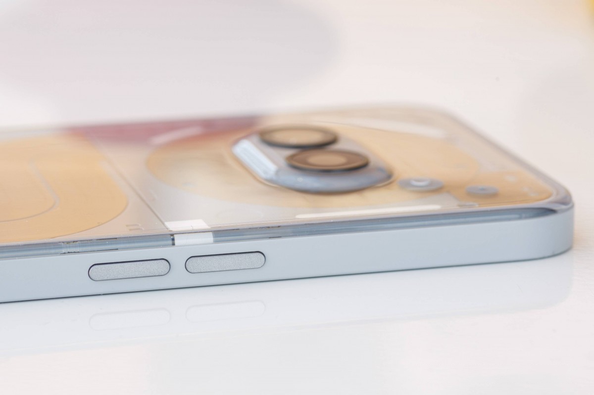 Cạnh trái của Nothing Phone (2a) Plus được trang bị cụm phím tăng giảm âm lượng. Nguồn: GSMArena. Cạnh trái của Nothing Phone (2a) Plus được trang bị cụm phím tăng giảm âm lượng. Nguồn: GSMArena.
