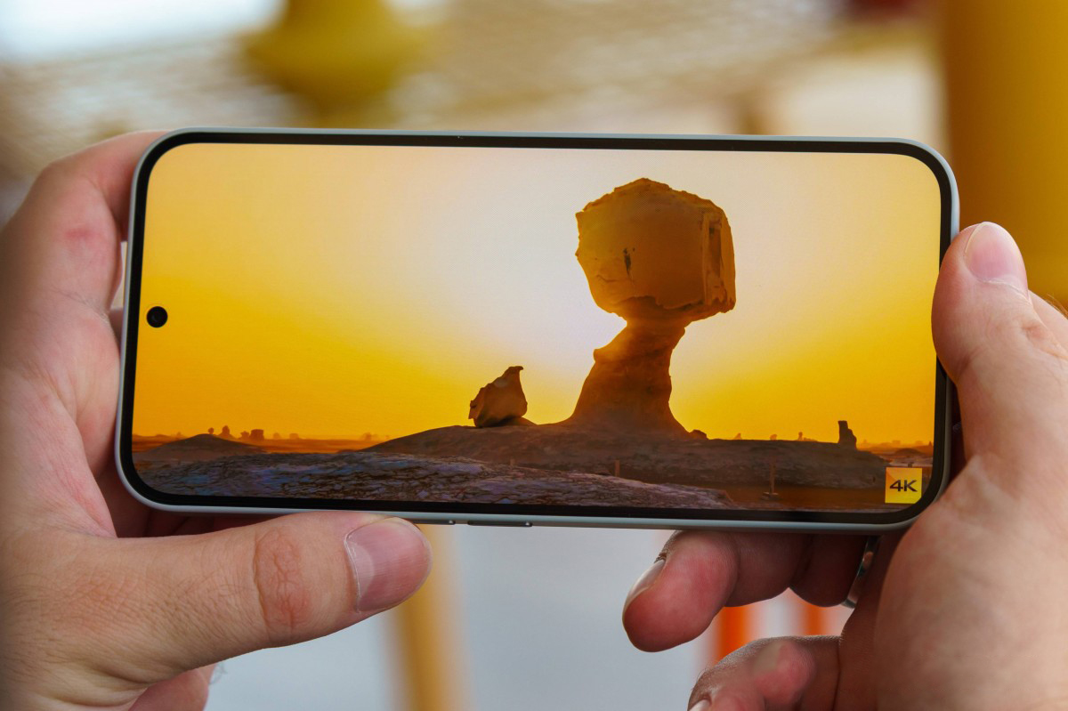 Màn hình Nothing Phone (2a) Plus chứa màn hình lớn cùng không gian hiển thị rộng rãi. Nguồn: GSMArena. Màn hình Nothing Phone (2a) Plus chứa màn hình lớn cùng không gian hiển thị rộng rãi. Nguồn: GSMArena.