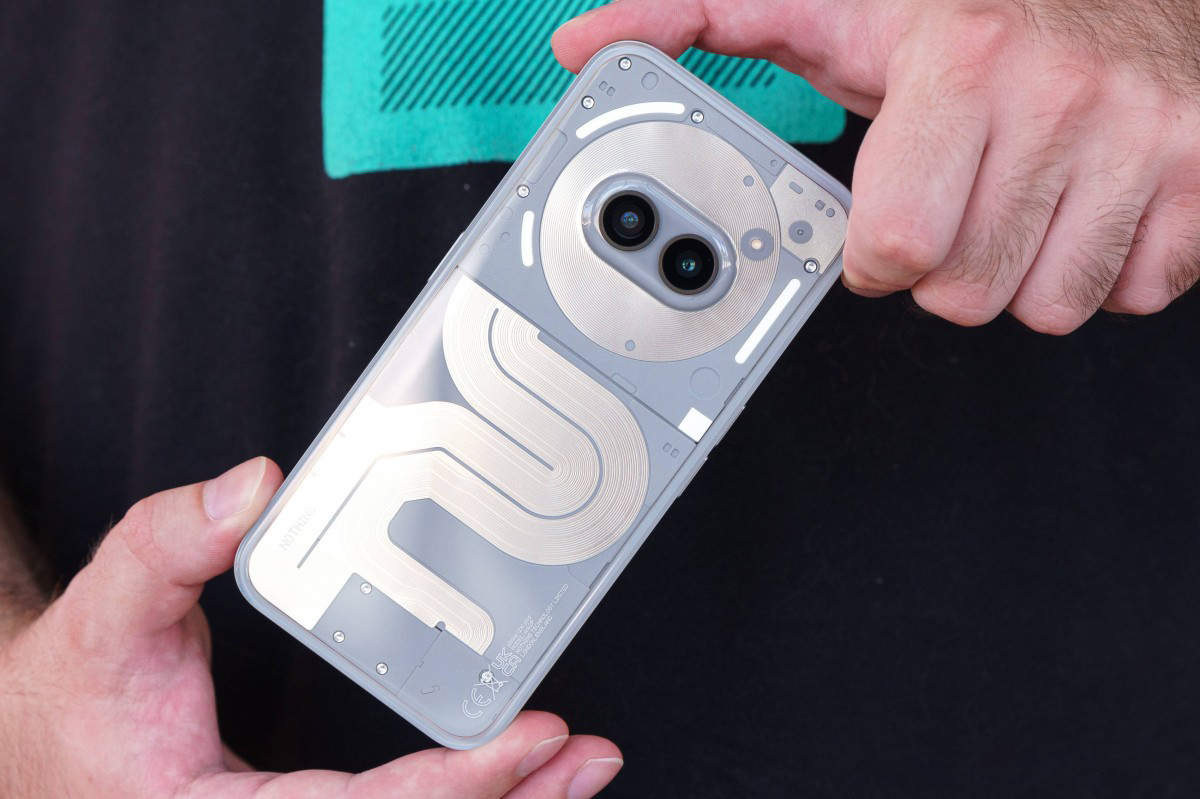 Cụm camera Nothing Phone (2a) Plus còn được bao bọc xung quanh cuộn NFC. Nguồn: GSMArena. Cụm camera Nothing Phone (2a) Plus còn được bao bọc xung quanh cuộn NFC. Nguồn: GSMArena.