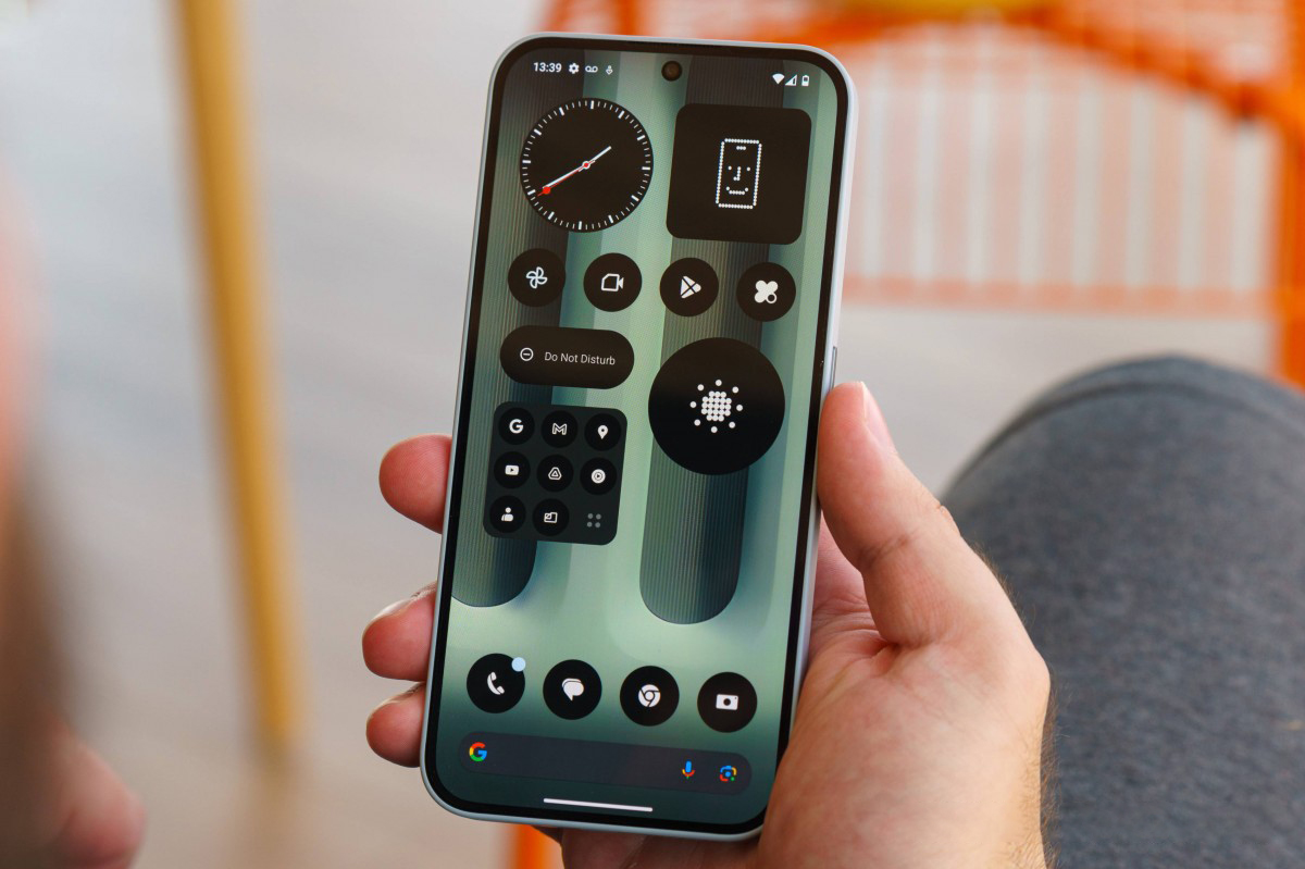 Nothing Phone (2a) Plus có trải nghiệm cầm nắm tốt nhưng mặt lưng dễ bám mồ hôi và dấu vân tay. Nguồn: GSMArena. Nothing Phone (2a) Plus có trải nghiệm cầm nắm tốt nhưng mặt lưng dễ bám mồ hôi và dấu vân tay. Nguồn: GSMArena.