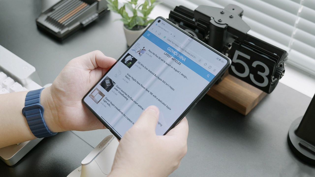 Xiaomi MIX Fold 4 có bản lề mỏng và bền hơn nhưng nếp gấp cũng hiện khá rõ. Nguồn: Gizmochina. Xiaomi MIX Fold 4 có bản lề mỏng và bền hơn nhưng nếp gấp cũng hiện khá rõ. Nguồn: Gizmochina.
