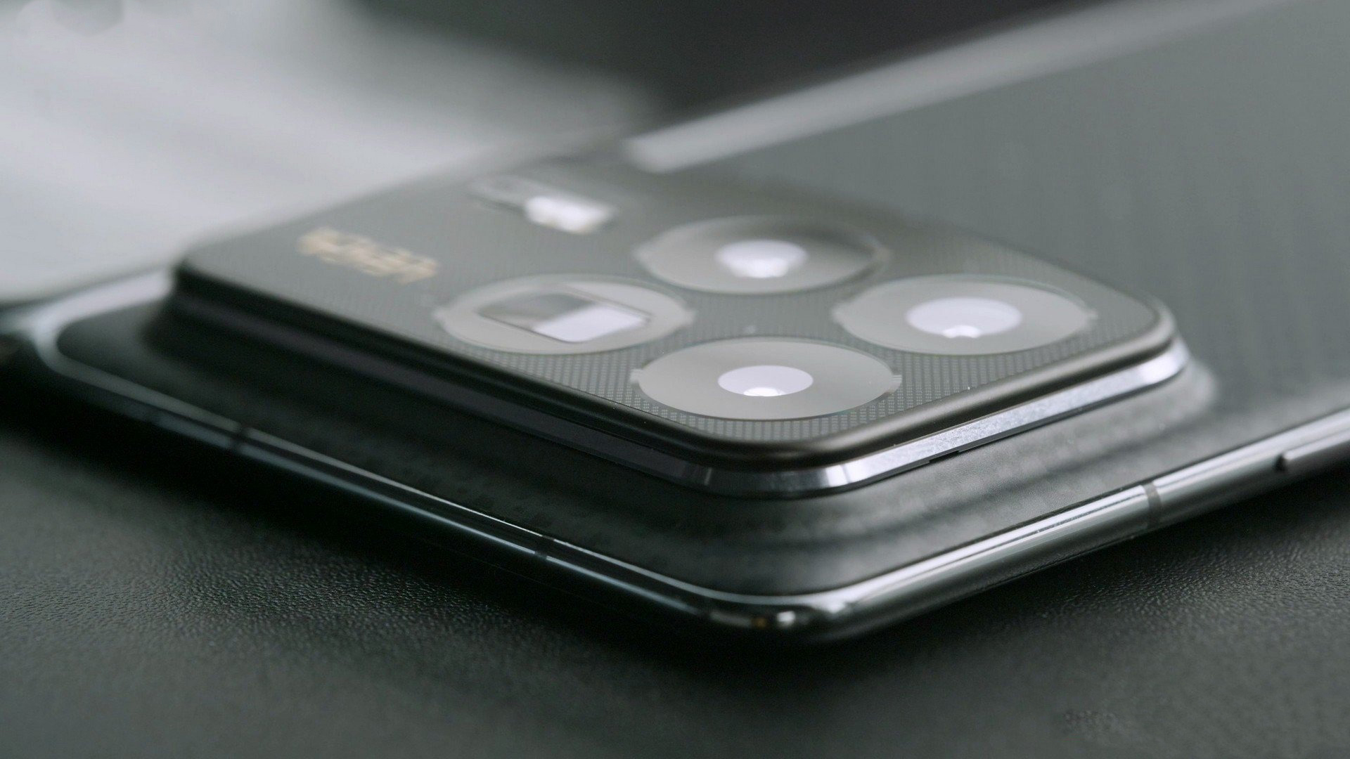 Điểm khiến Xiaomi MIX Fold 4 không được đánh giá cao ở thiết kế chủ yếu nằm ở cụm camera. Nguồn: Gizmochina. Điểm khiến Xiaomi MIX Fold 4 không được đánh giá cao ở thiết kế chủ yếu nằm ở cụm camera. Nguồn: Gizmochina.