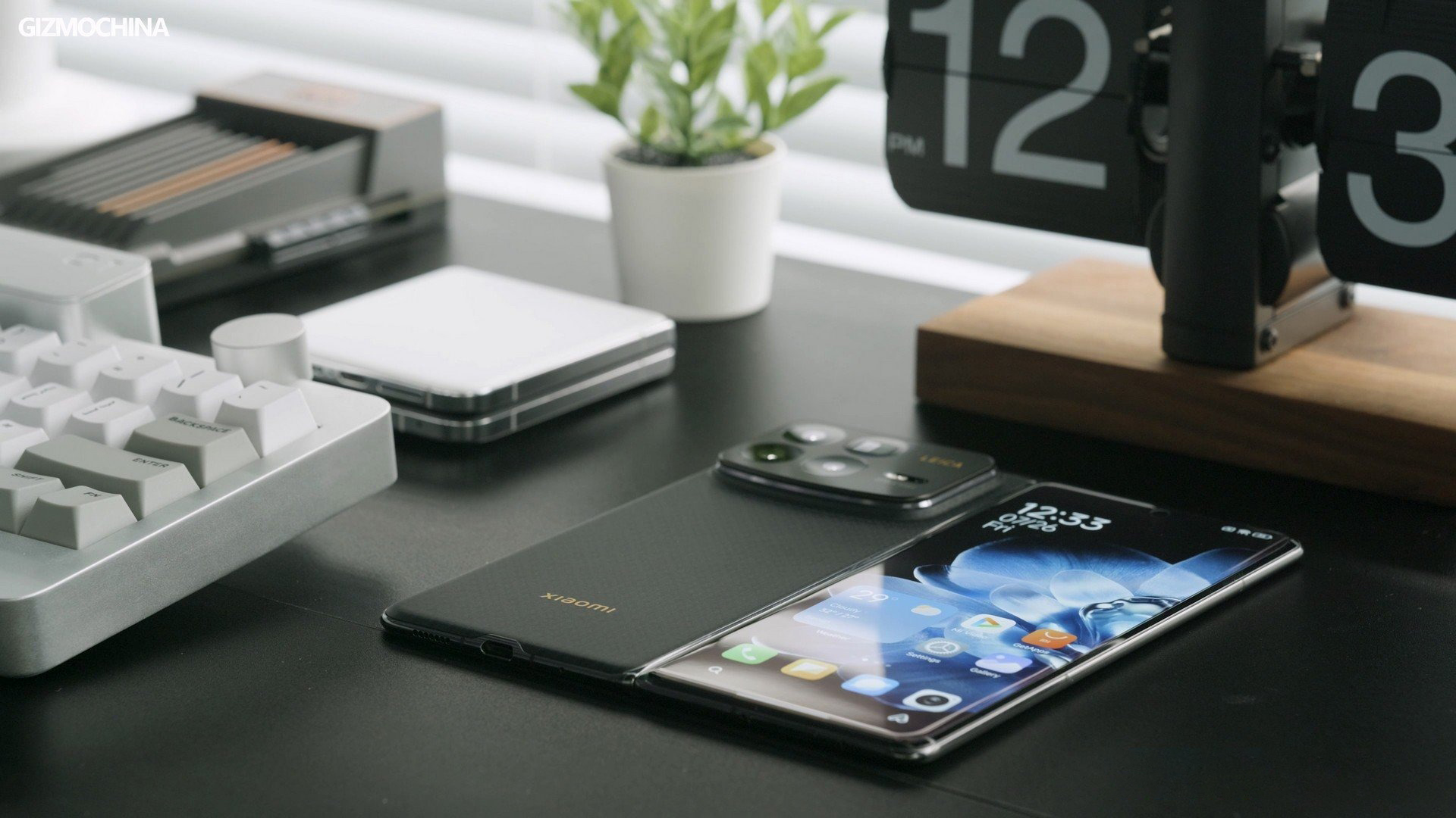 Với độ dày chỉ 5 mm (khi mở) thì không ngoa khi nói Xiaomi MIX Fold 4 là chiếc điện thoại gập mỏng nhất. Nguồn: Gizmochina. Với độ dày chỉ 5 mm (khi mở) thì không ngoa khi nói Xiaomi MIX Fold 4 là chiếc điện thoại gập mỏng nhất. Nguồn: Gizmochina.