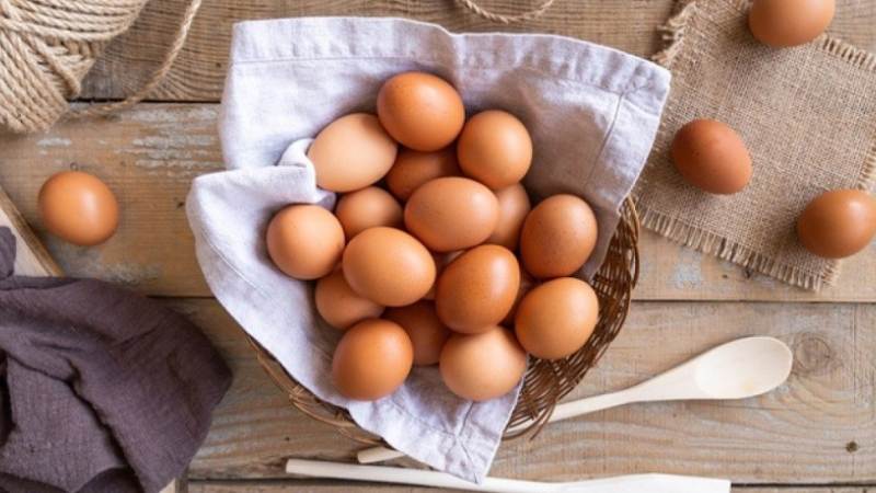 Lượng trứng gà được tiêu thụ mỗi tuần thay đổi tùy thuộc vào tình trạng sức khỏe và độ tuổi