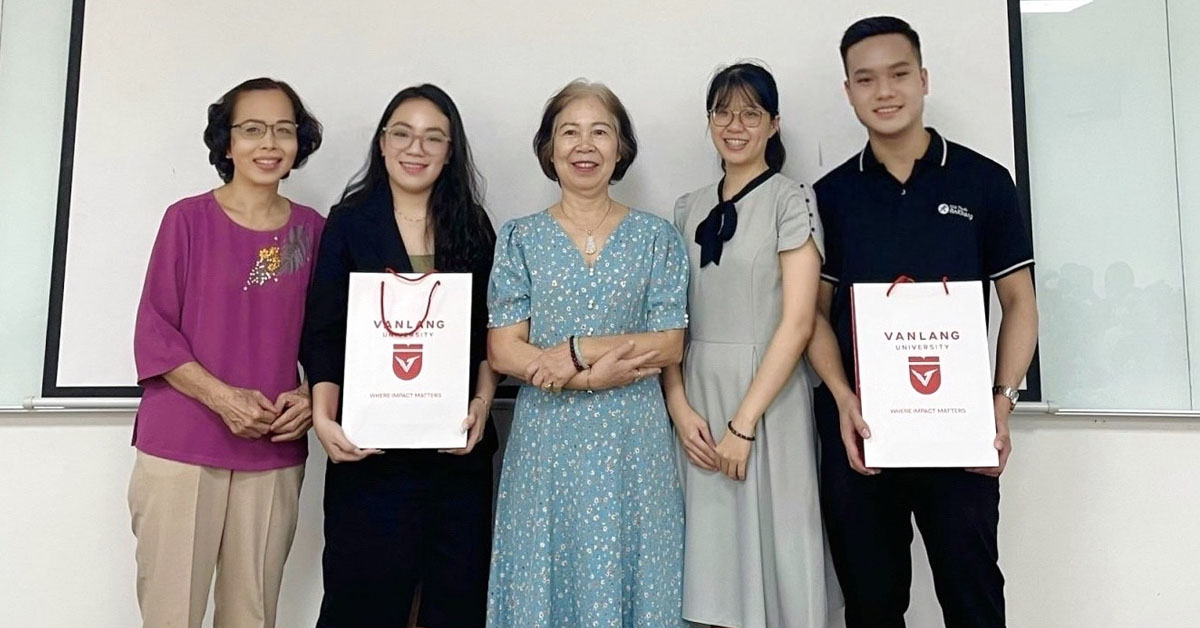 S. Nguyễn Thị Hồng Hương – Phó Trưởng khoa Dược Đại học Văn Lang cùng các giáo viên chủ nhiệm đã tặng quà lưu niệm cho DS. Lâm Dân Phương Trúc và DS. Đặng Nam Anh