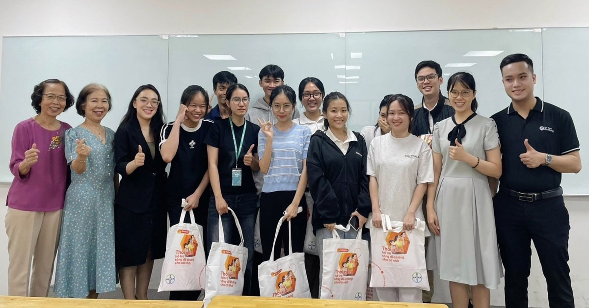 Các dược sĩ tương lai vui vẻ hồ hỏi tiếp thu những kiến thức, kỹ năng tại Nhà thuốc An Khang