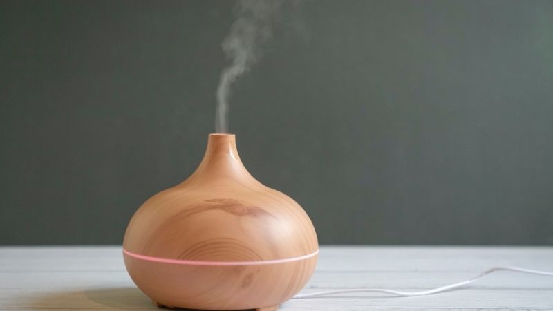 Bạn có thể sử dụng tinh dầu gừng với liệu pháp hương thơm hoặc thoa tại chỗ