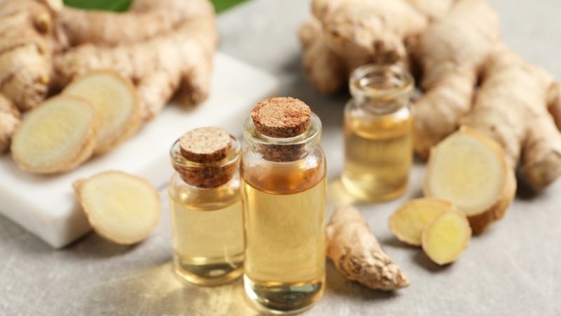 Bạn có thể tự làm tinh dầu gừng tại nhà với gừng xay nhỏ và dầu ô liu