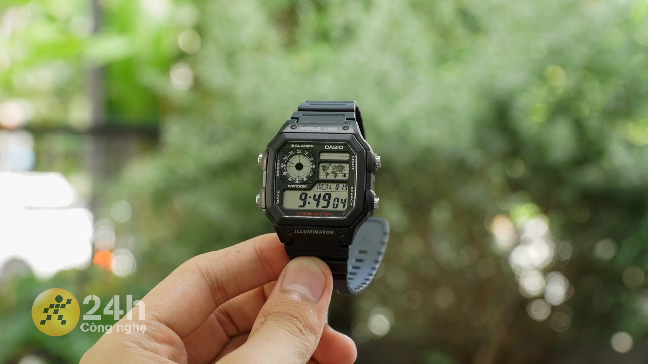 CASIO AE-1200WHD-1AVDF sử dụng phong cách thiết kế mặt vuông quân đội quen thuộc.