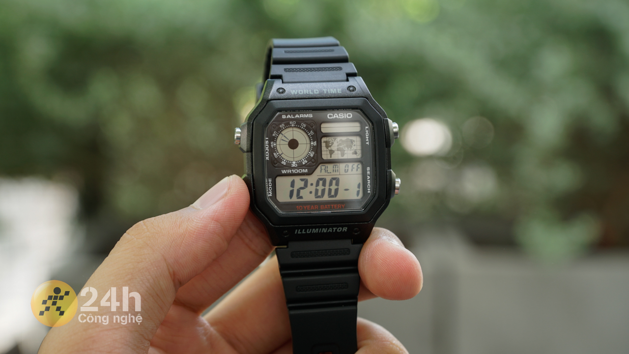 CASIO AE-1200WHD-1AVDF có 4 nút bấm để người dùng tinh chỉnh chức năng.