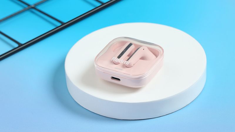Redmi Buds 6 Active sở hữu màu hồng bắt mắt với dãy trang trí sáng bóng tạo nên thiết kế trẻ trung, thời thượng
