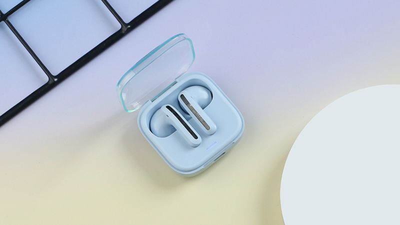 Trang bị pin 37 mAh trên mỗi tai nghe, giúp bạn thoải mái sử dụng lên đến 30 giờ