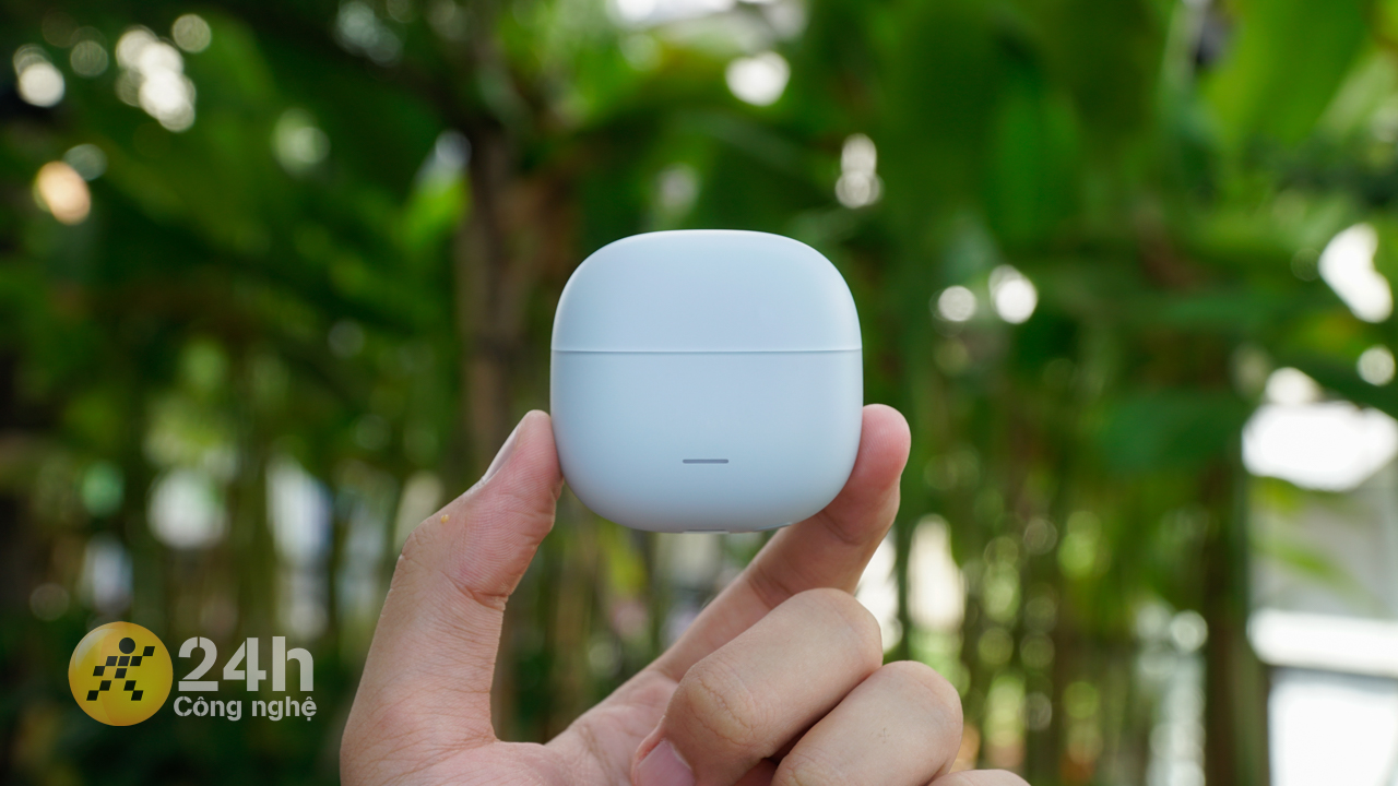 Hộp sạc Redmi Buds 6 Lite được thiết kế dạng dẹt với kích thước nhỏ gọn.