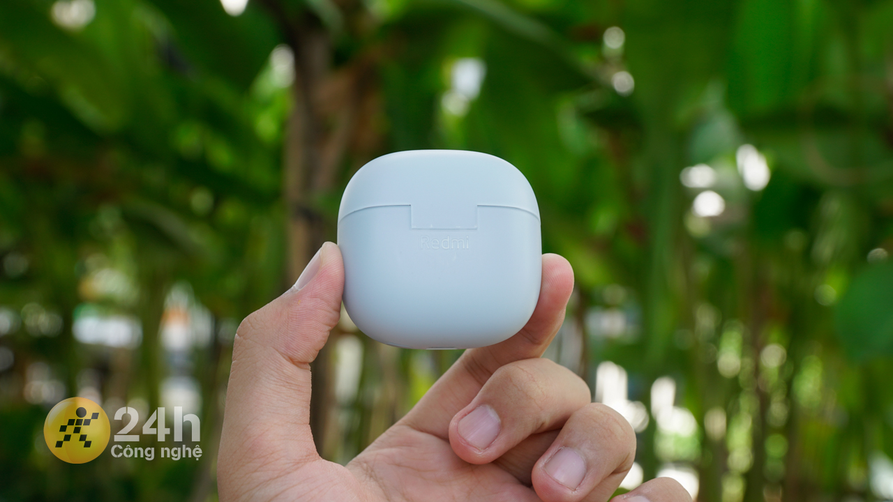 Hộp sạc RedmiBuds 6 Lite được hoàn thiện rất tốt.