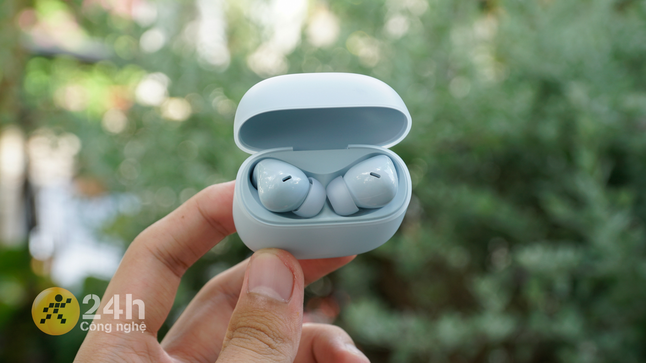 Bản lề của Redmi Buds 6 Lite được hoàn thiện rất cứng cáp.