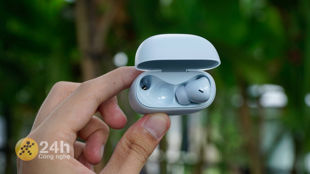 Nam châm hút cặp tai nghe rắt chặt.