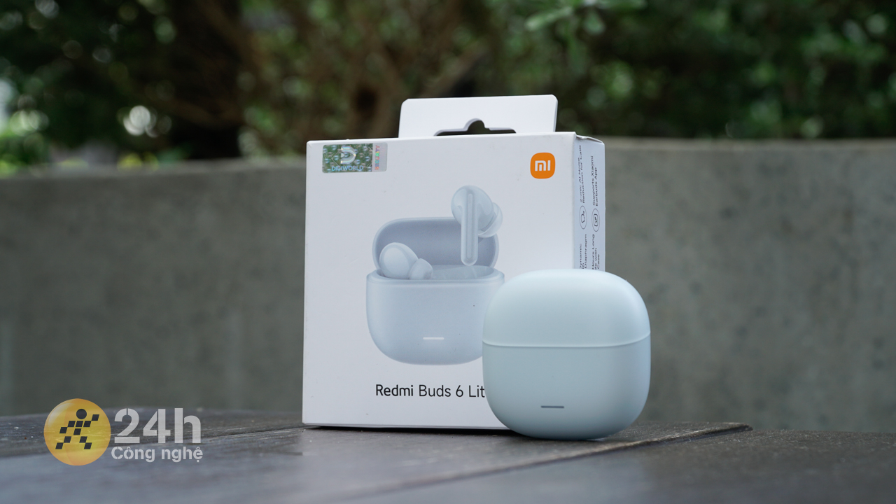 Hộp đựng Redmi Buds 6 Lite được thiết kế đơn giản và quen thuộc.