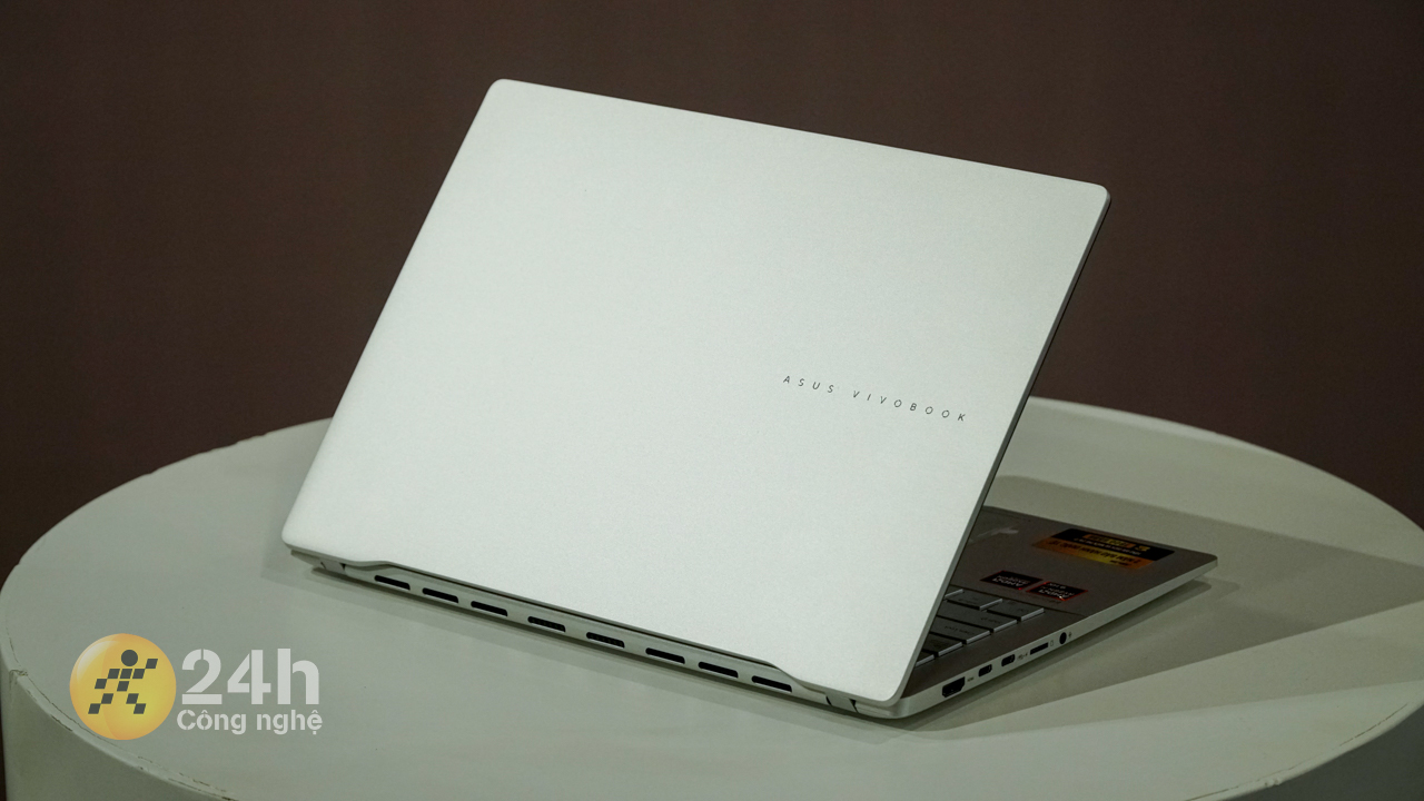 ASUS Vivobook S 14 OLED M5406 được thiết kế theo phong cách tối giản nhưng vẫn rất sang trọng.