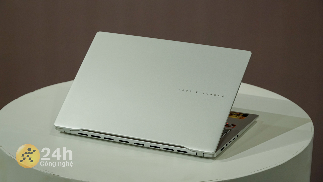 ASUS Vivobook S 14 OLED M5406 còn sở hữu tính linh hoạt cao nhờ kích thước nhỏ gọn và không quá nặng.