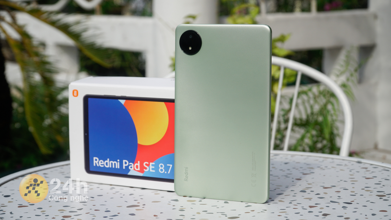 Mặt lưng Redmi Pad SE 8.7 4G được làm dạng nhám cùng cụm camera tròn làm điểm nhấn.