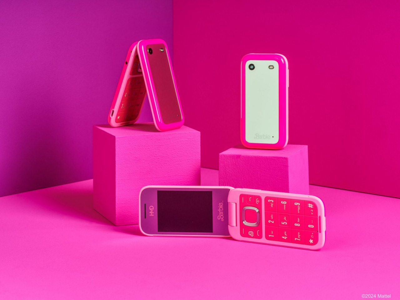 HMD Barbie Phone có thiết kế màu hồng chủ đạo