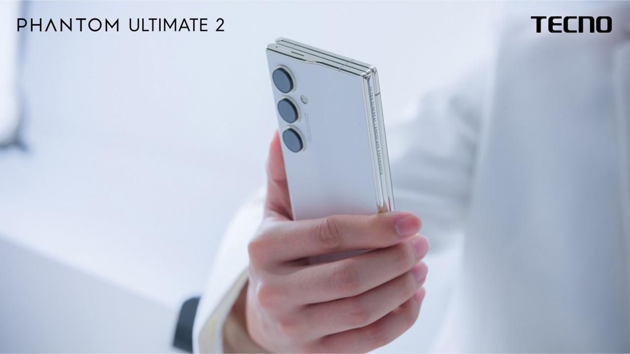 TECNO Phantom Ultimate 2 khi được gập lại có kích thước nhỏ gọn