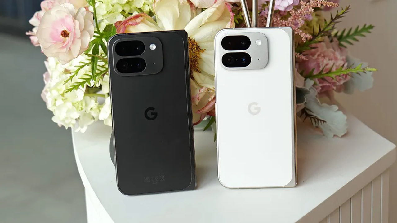 Mặt lưng của Google Pixel 9 Pro Fold còn được hoàn thiện từ kính cường lực với bề mặt được làm dạng nhám. Nguồn: Engadget.