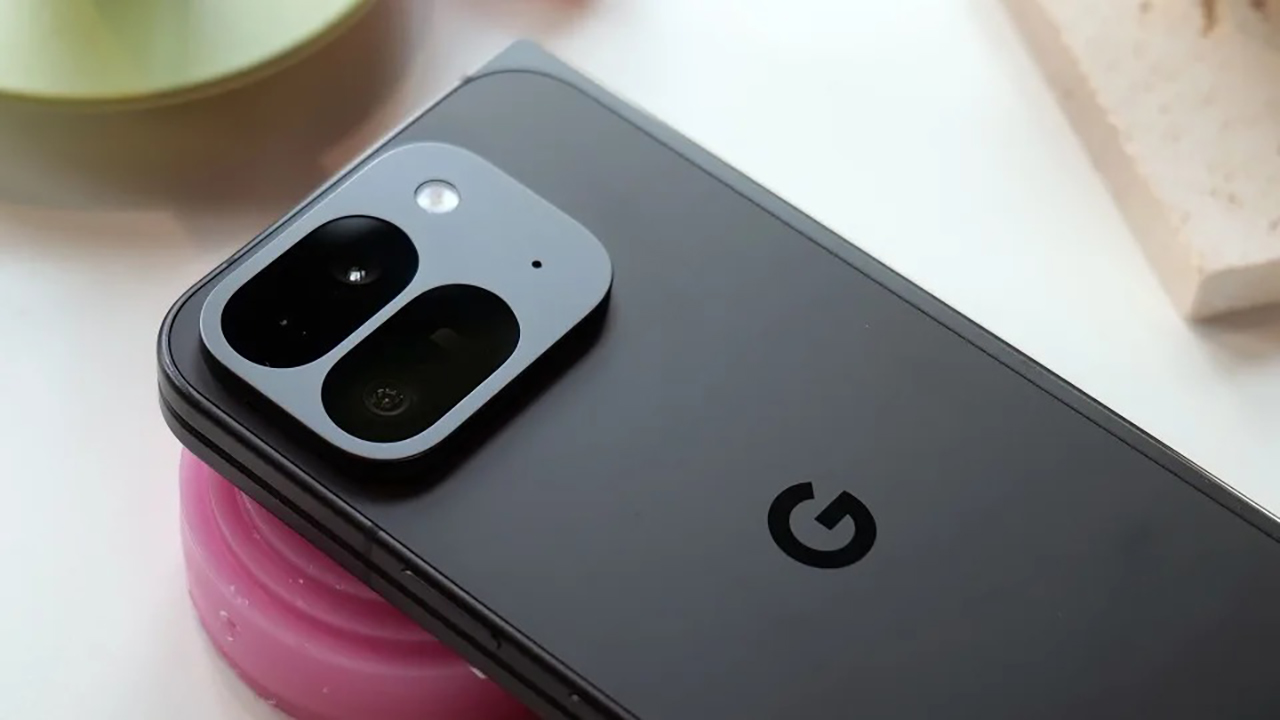 Google Pixel 9 Pro Fold còn rất ấn tượng với cụm camera được thiết kế độc đáo. Nguồn: Engadget.