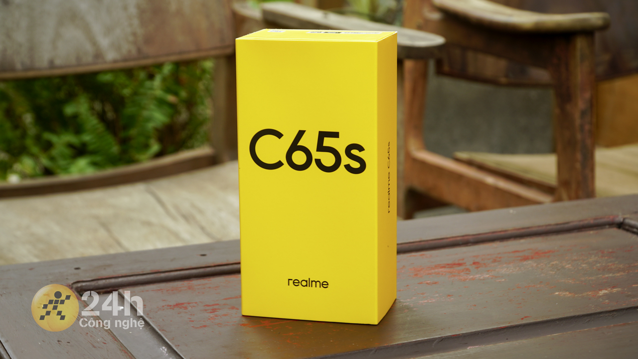 Hộp đựng realme C65s được thiết kế theo kiểu dáng quen thuộc.