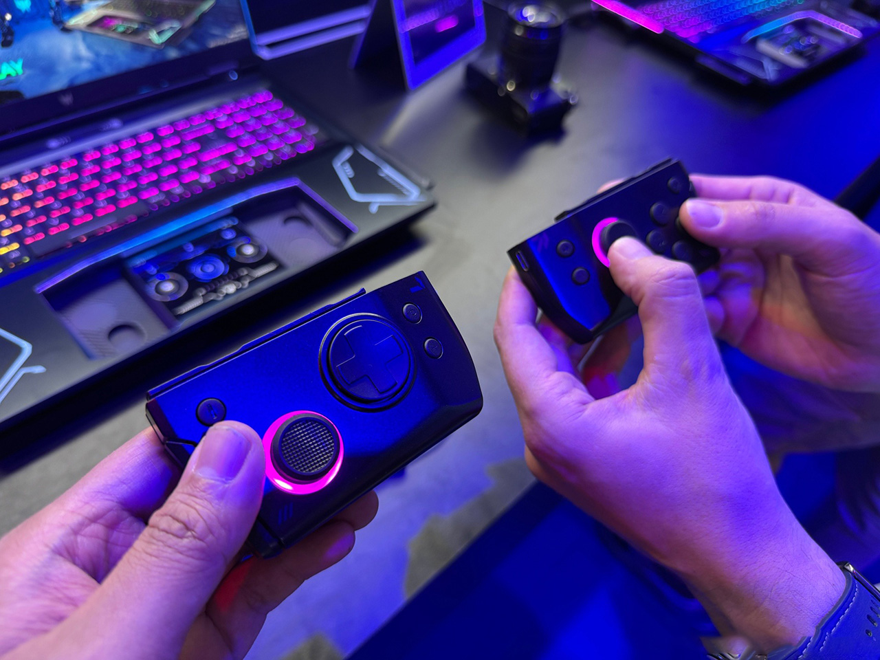 Tay cầm điều khiển trên Acer Project Dualplay có thể tách rời Tay cầm điều khiển trên Acer Project Dualplay có thể tách rời