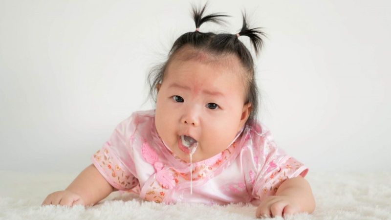 Nôn mửa là tác dụng phụ thường gặp khi trẻ uống vitamin A liều cao Nôn mửa là tác dụng phụ thường gặp khi trẻ uống vitamin A liều cao